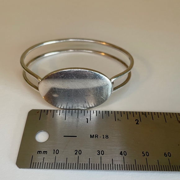 Tiffany & CO. Sterling Silver Oval ID Bangle, Medium Engravable initials - Picture 16 of 16